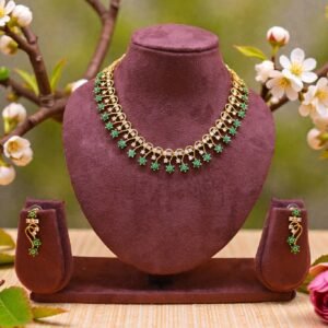 Emerald-Green Floral Bloom Jewelry Set – Gold-Plated Necklace & Drop Earrings